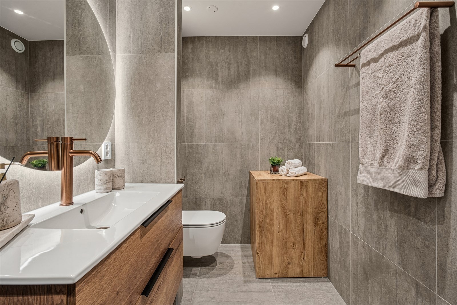 Badet ble totalrenovert i 2025 med tidsriktige materialvalg og en stilren innredning. Galleribilde