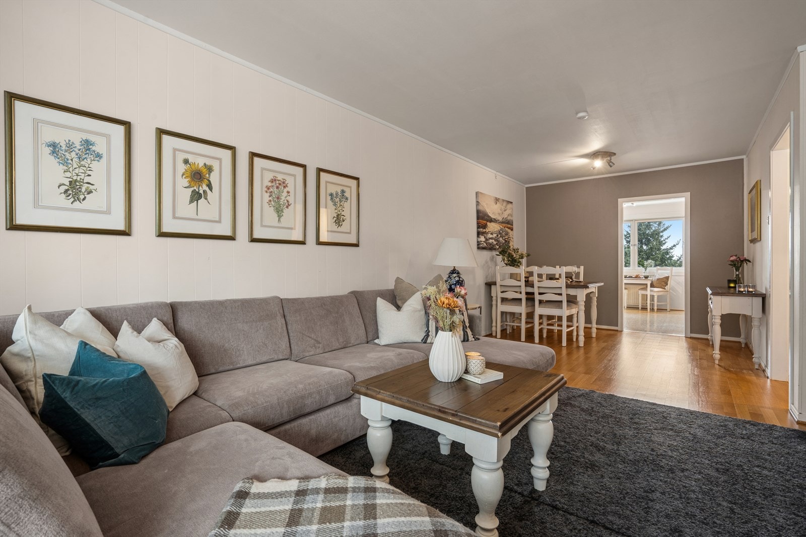 Den åpne løsningen mellom stue og spisestue skaper en sosial og luftig sone i leiligheten. Galleribilde