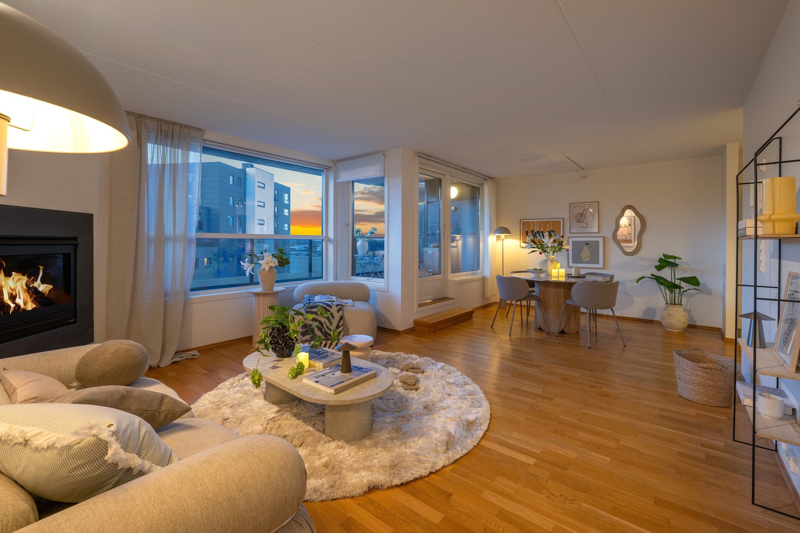 Stuen har store vindusflater hvor man kan beundre vakre soloppganger og solnedganger. Galleribilde