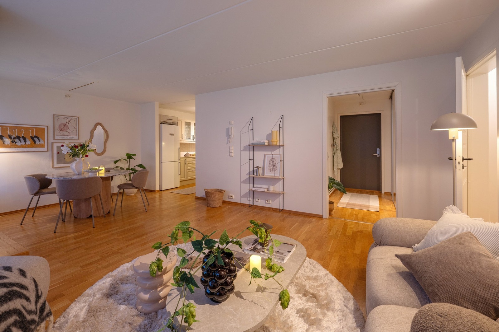 I stuen har man plass til både sofagruppe og spisebord. Galleribilde