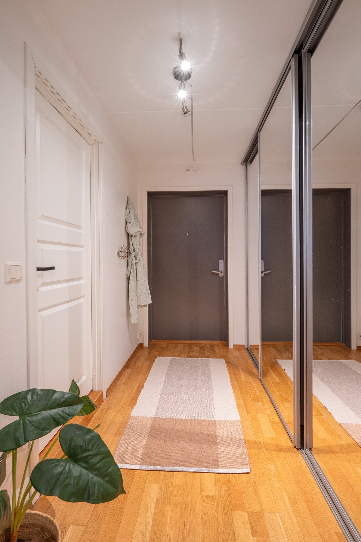 Romslig gang med gode oppbevaringsmuligheter. Galleribilde