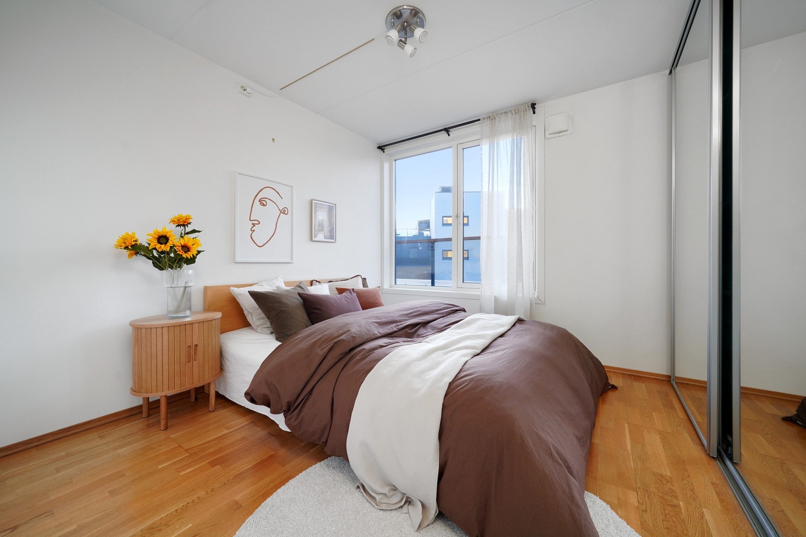 Lys og romslig hovedsoverom med skyvedørsgarderobe. Galleribilde