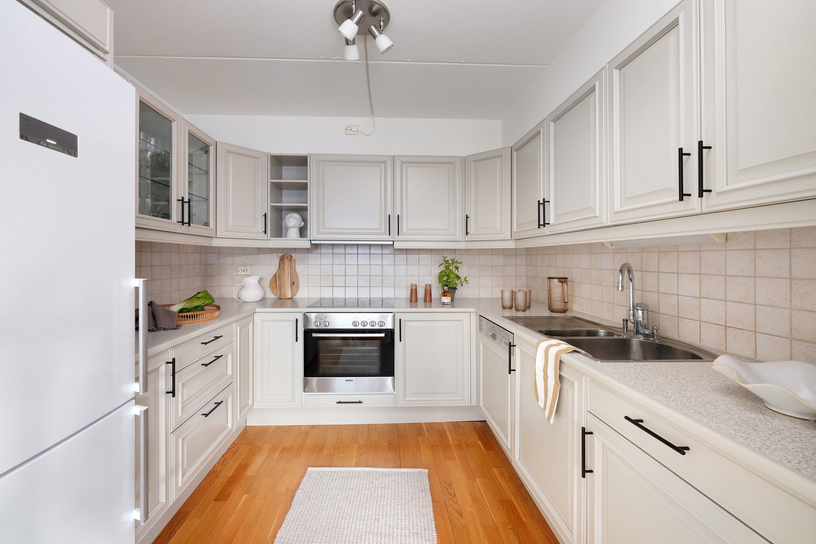 Kjøkkenfrontene ble nylakkert i 2026. Galleribilde