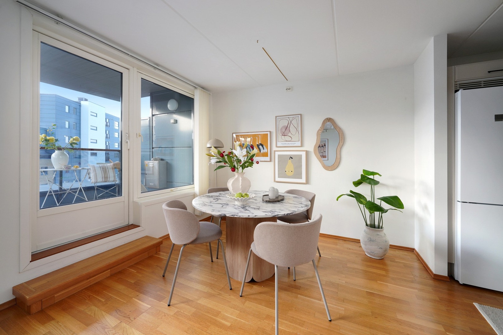 Det er utgang til balkongen fra stuen. Galleribilde