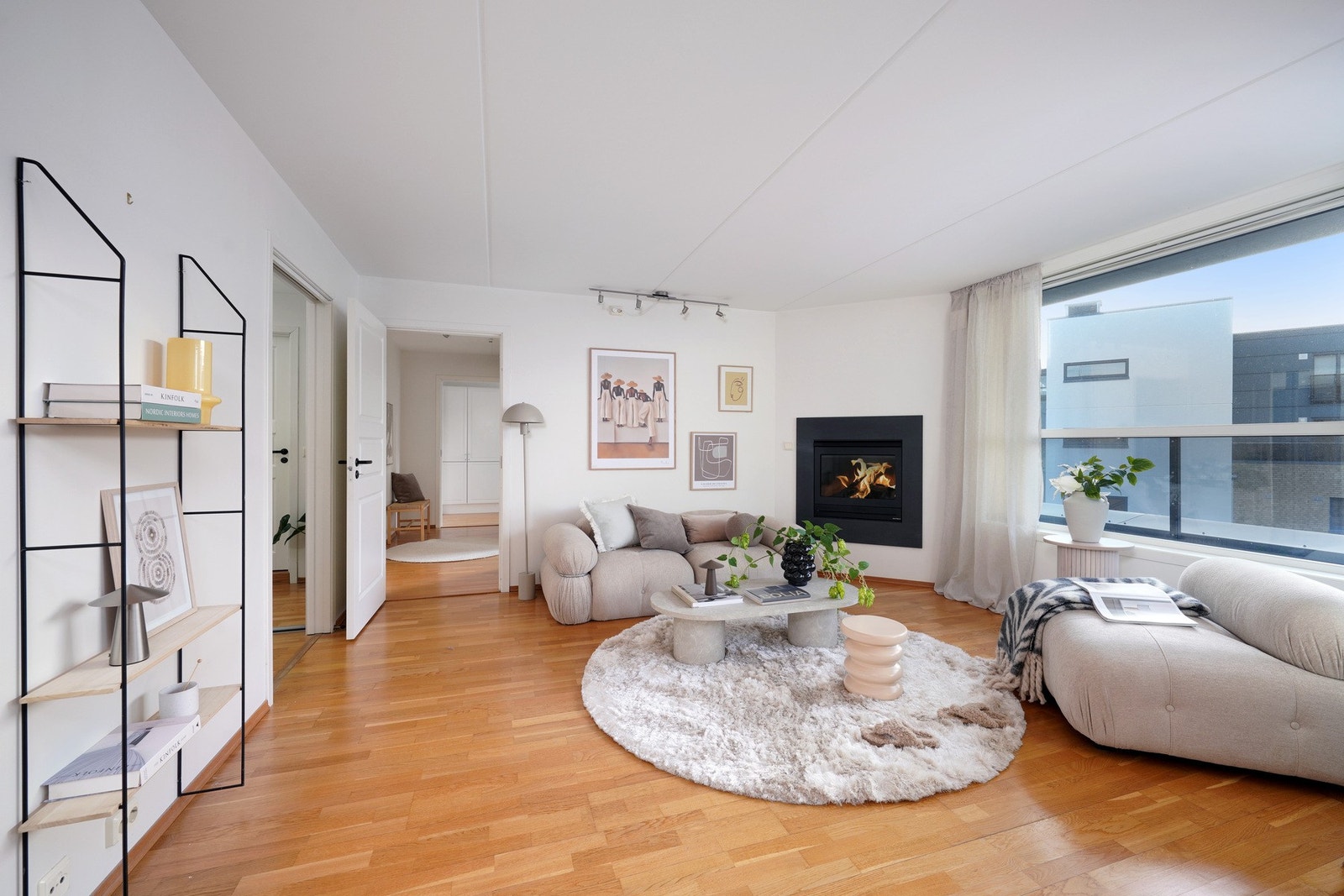 Lys og fin stue med åpen planløsning. Galleribilde