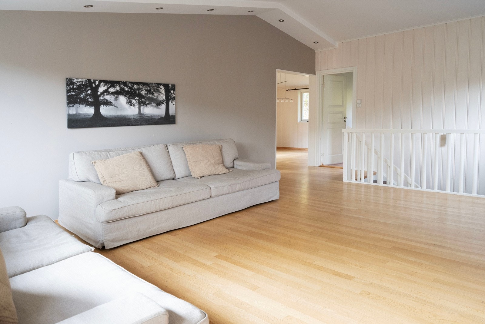 Stue med inngang til kjøkken og spisestue Galleribilde