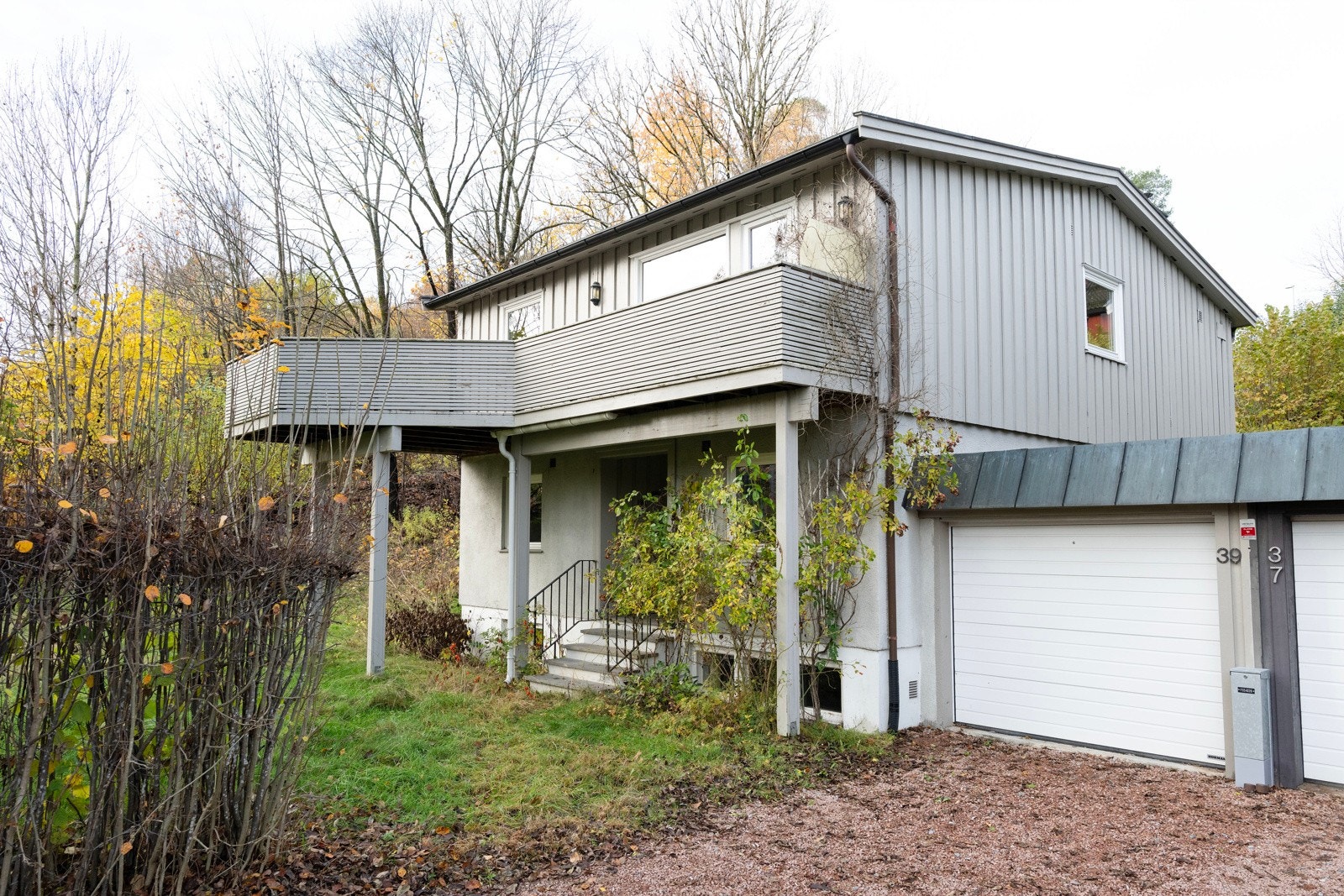 Gruset gårdsplass foran garasje Galleribilde