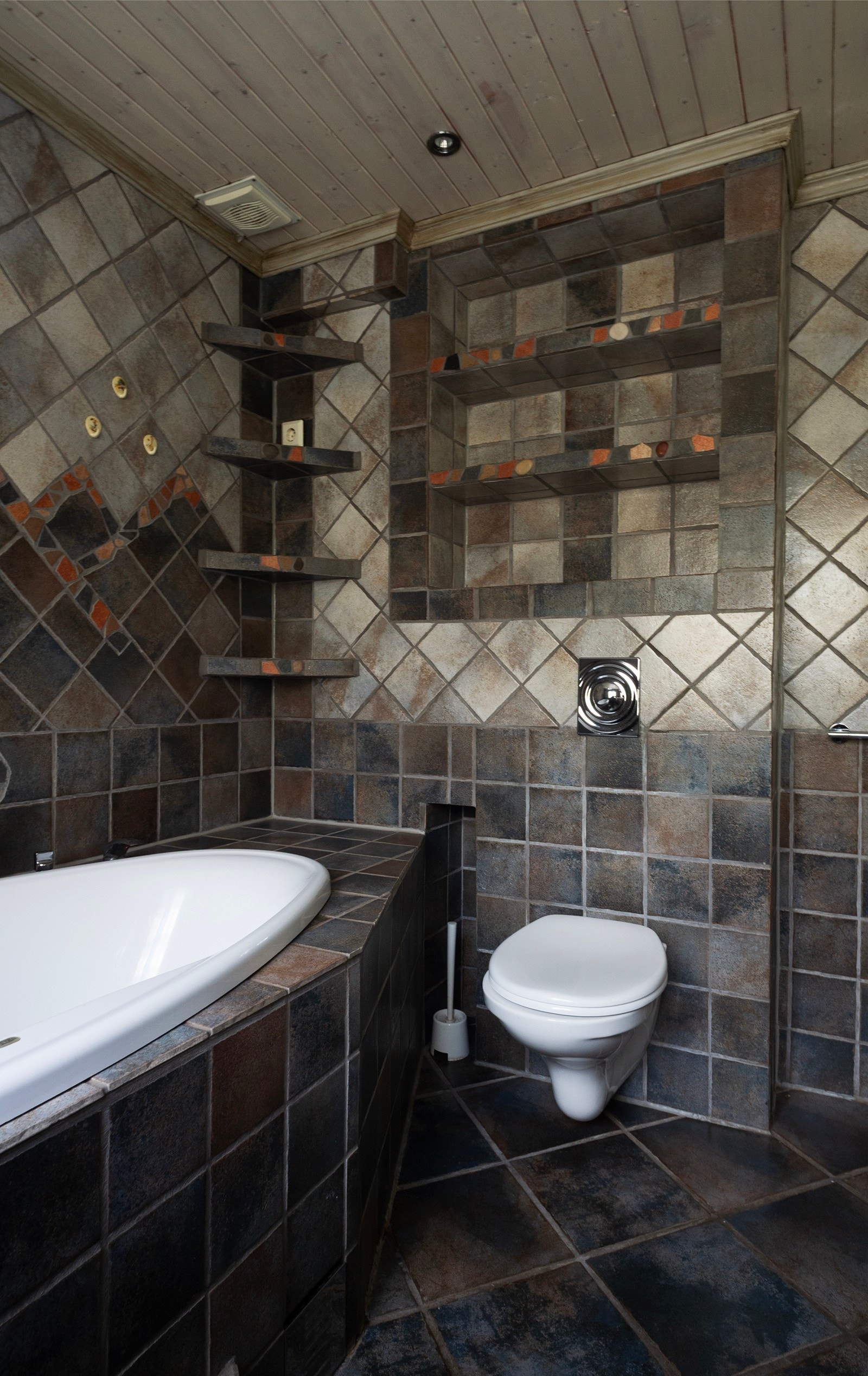 Badet har særpreg og gode oppbevaringsmuligheter Galleribilde