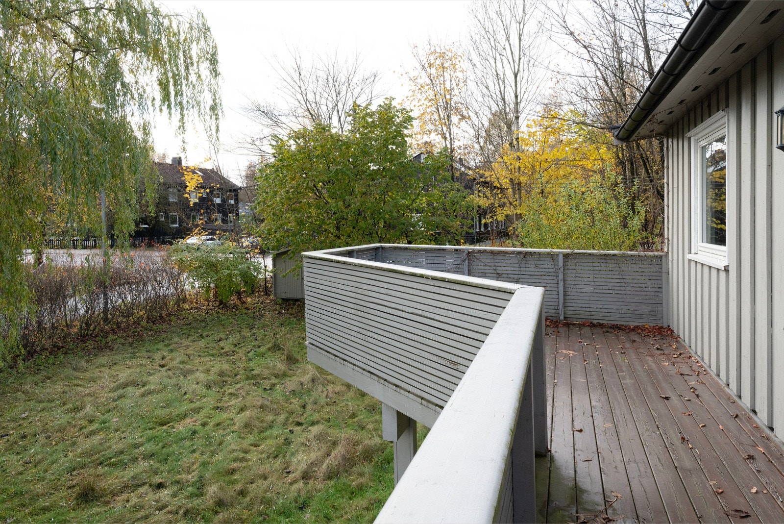 Fra veranda har man utsikt over hagen Galleribilde