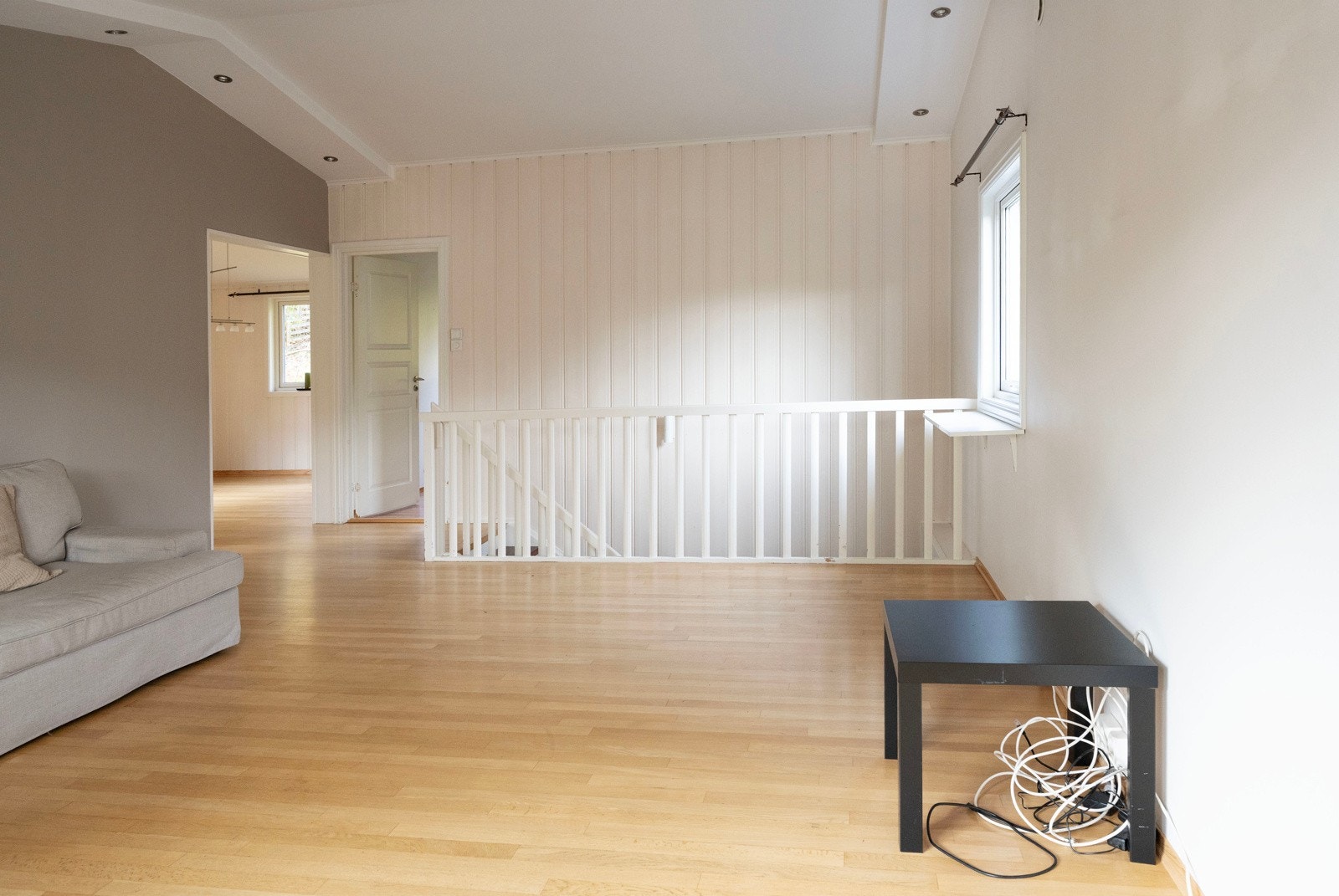 Stuen fremstår lys og åpen med muligheter for forskjellig møblering Galleribilde