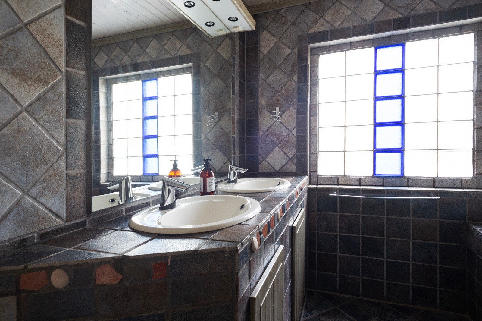 Dobbelt servant på badet Galleribilde