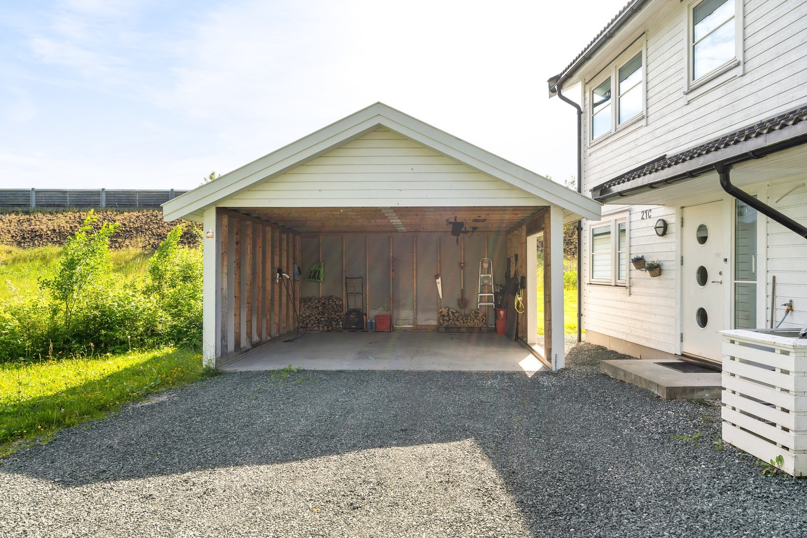 Boligen disponerer halve carporten. Galleribilde