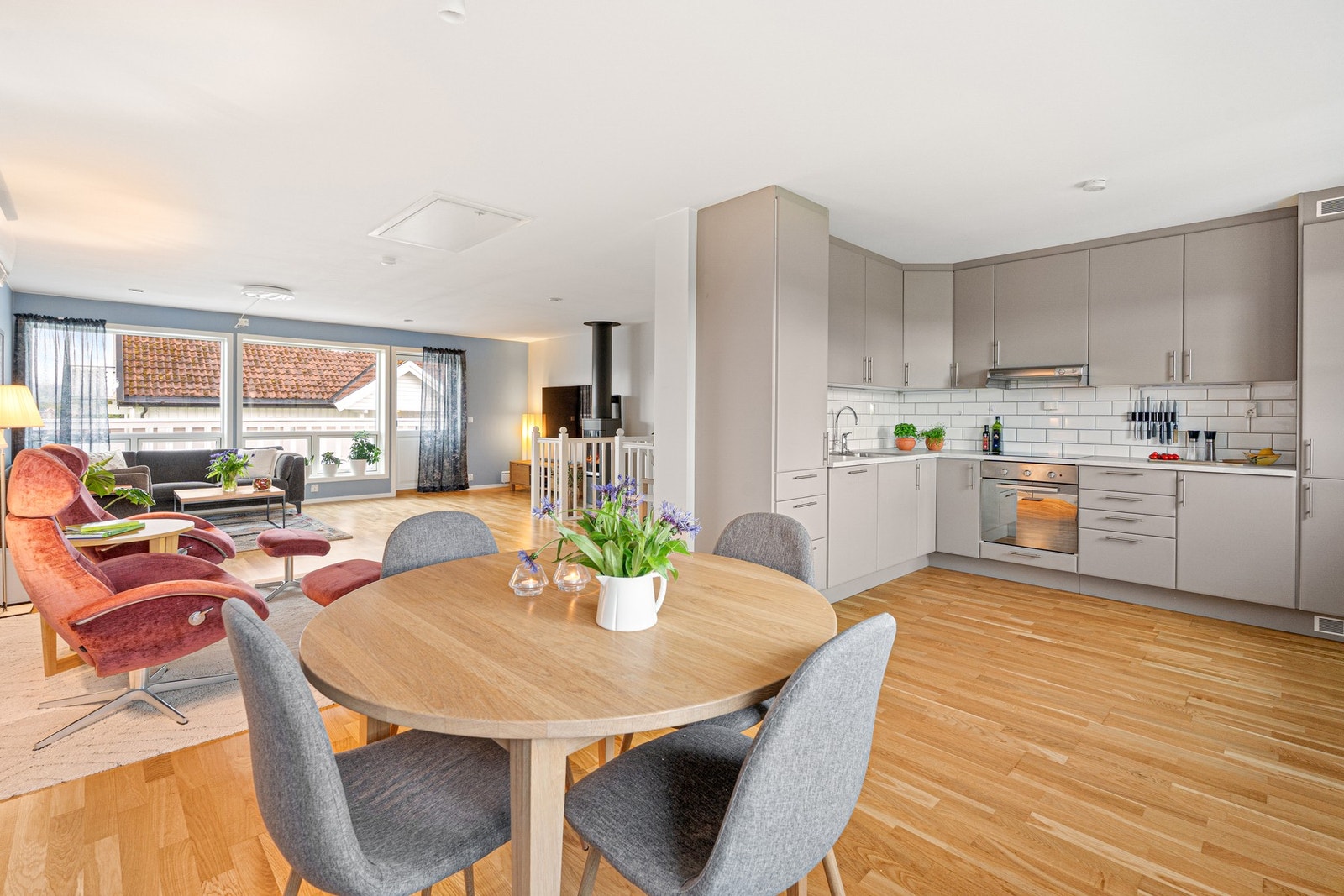 God plass til spisebord i tilknytting stue/kjøkken. Galleribilde