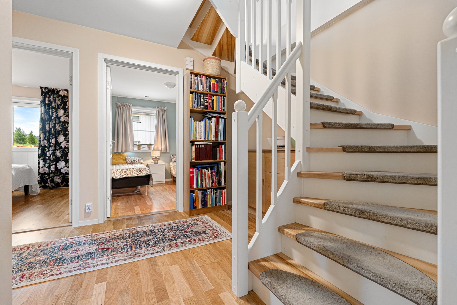 1.etg består av 3 soverom, bad og vaskerom. Galleribilde