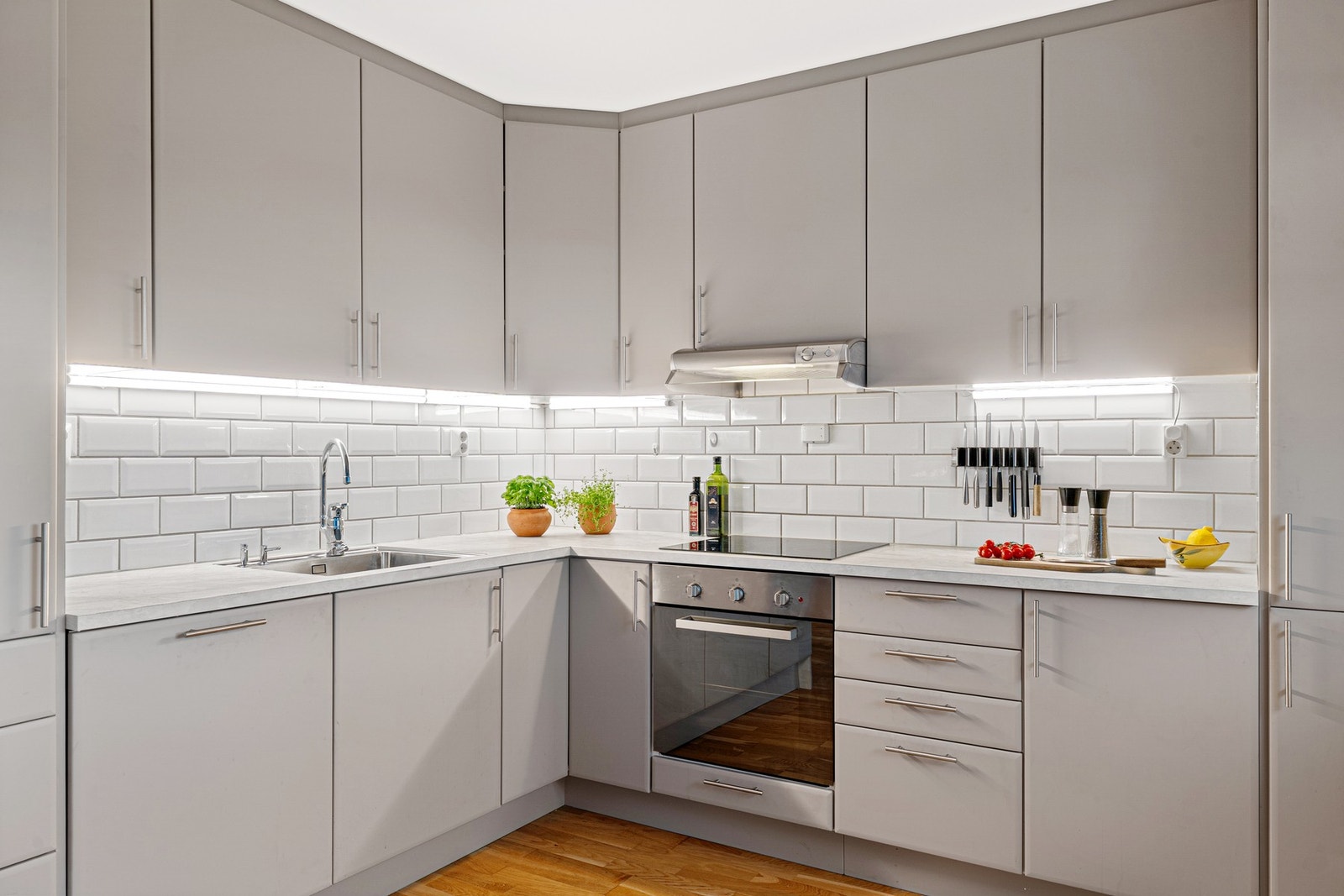 Kjøkkenet har integrerte hvitevarer. Galleribilde