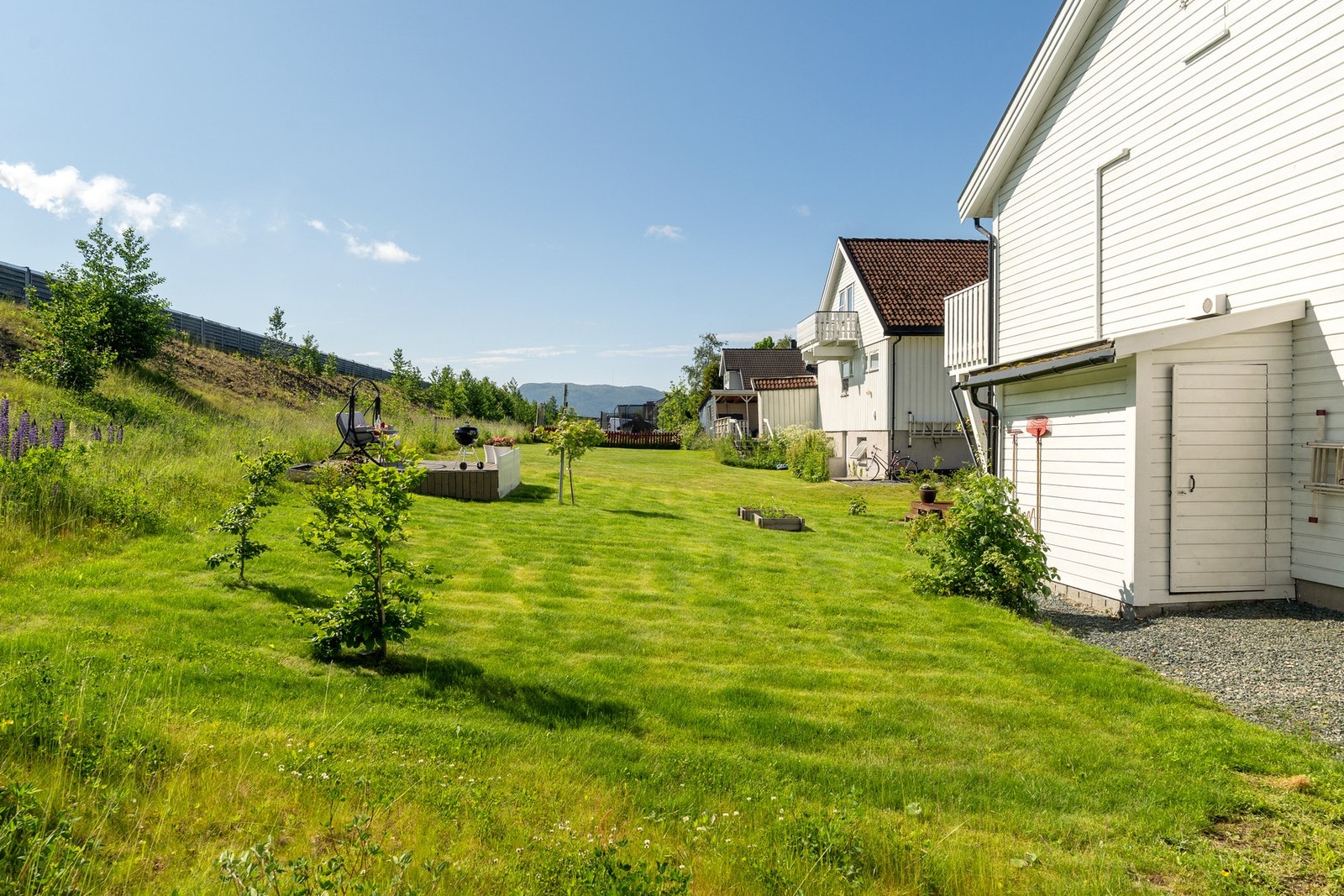 Deler av terrassen som ligger i hagen ligger på naboeiendommen. Galleribilde