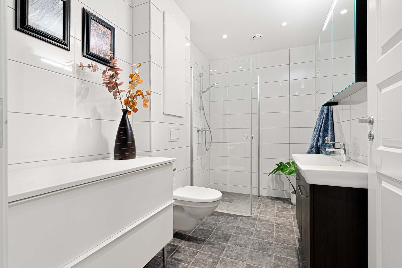 Lekkert flislagt bad med elektriske varmekabler i gulvet. Galleribilde