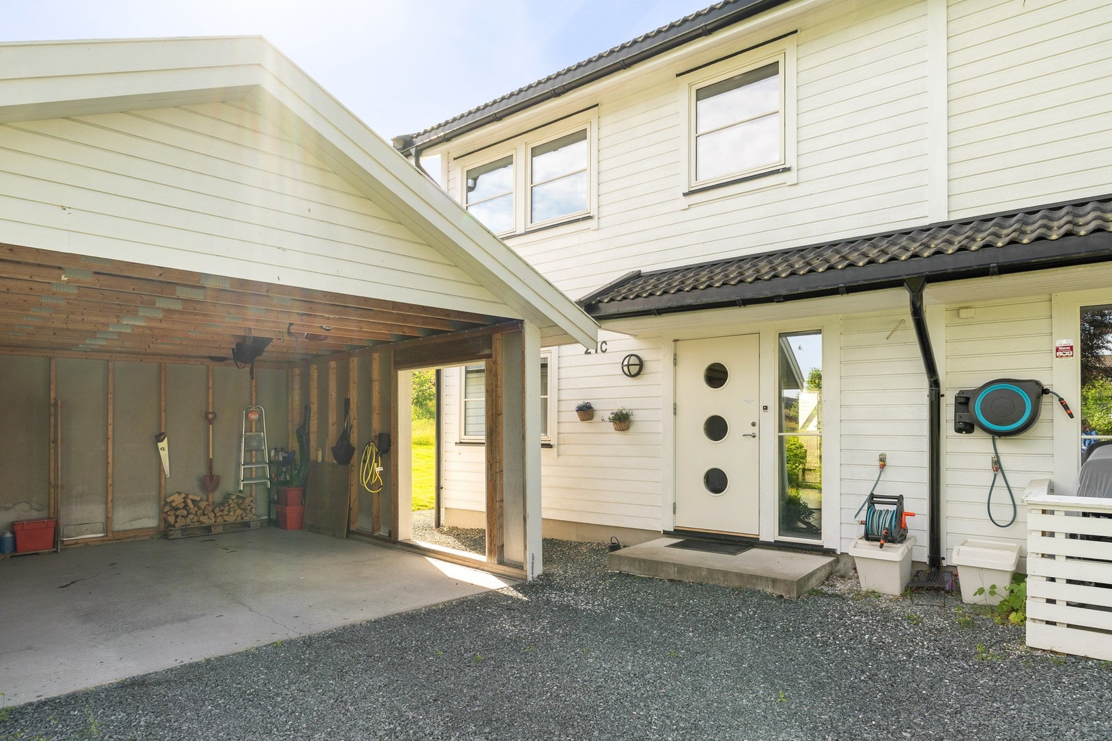 Det er etabler lader for el-bil i carporten. Galleribilde