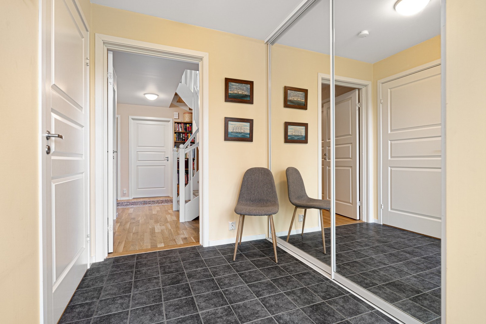 Flislagt og innbydende entré. Galleribilde