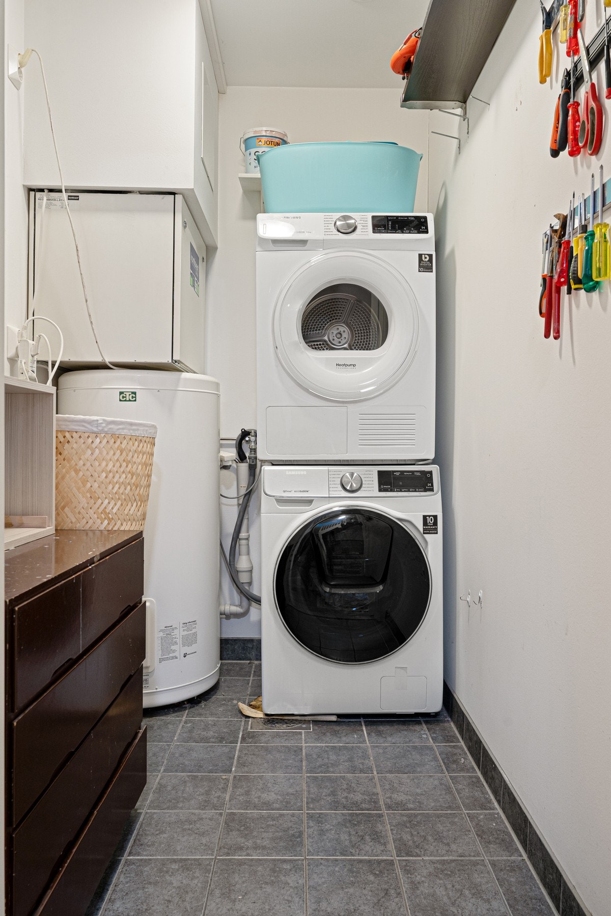 Praktisk med eget vaskerom/teknisk rom. Galleribilde