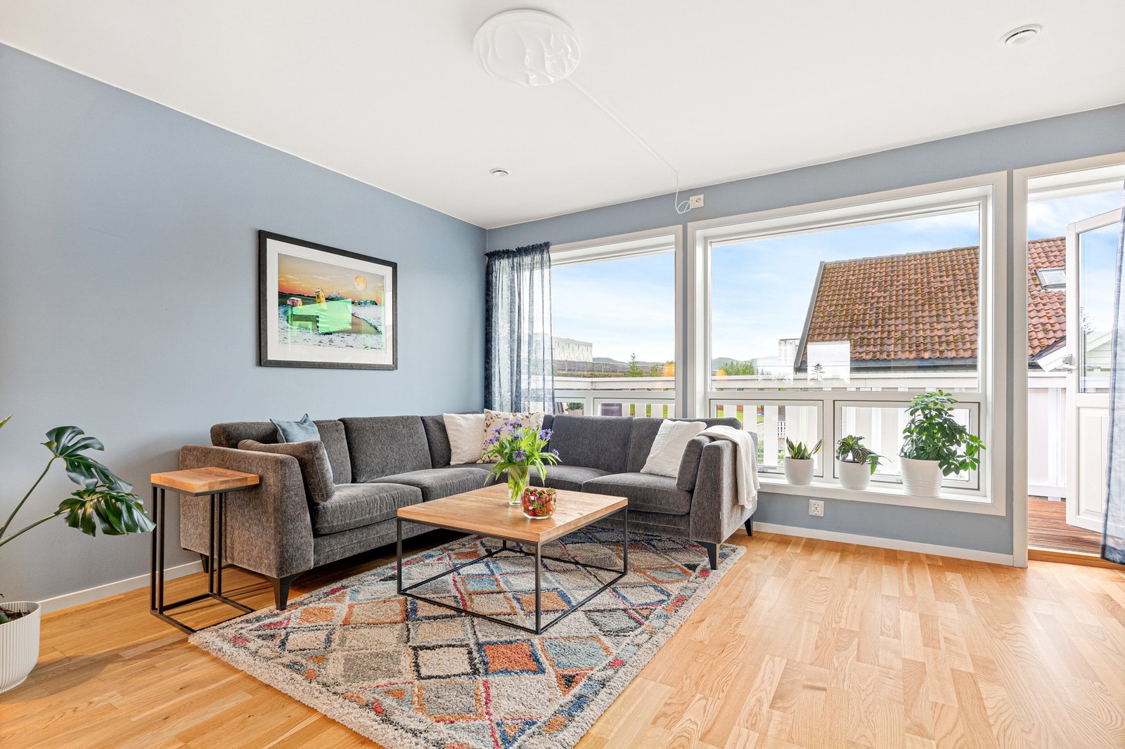 Fra stuen er det utgang til en herlig balkong. Galleribilde