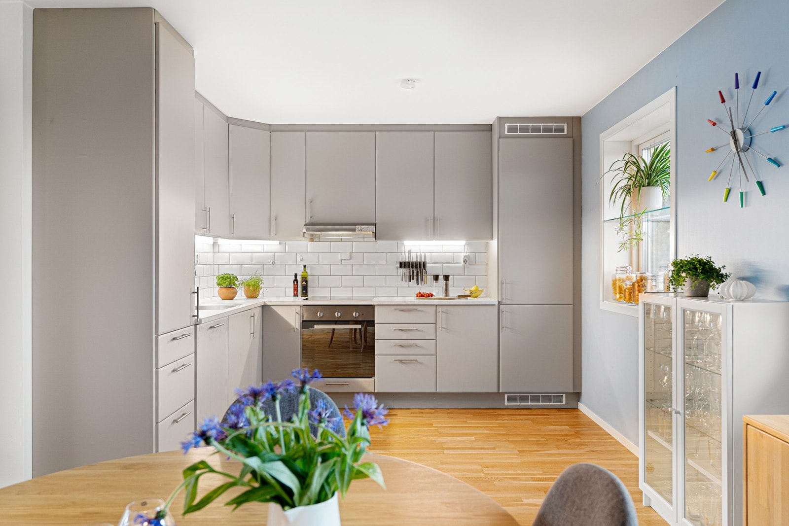 Lekkert og strøkent kjøkken. Galleribilde