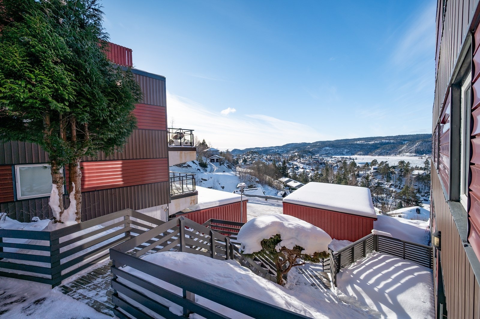 Ryddig tomt utenfor leiligheten Galleribilde