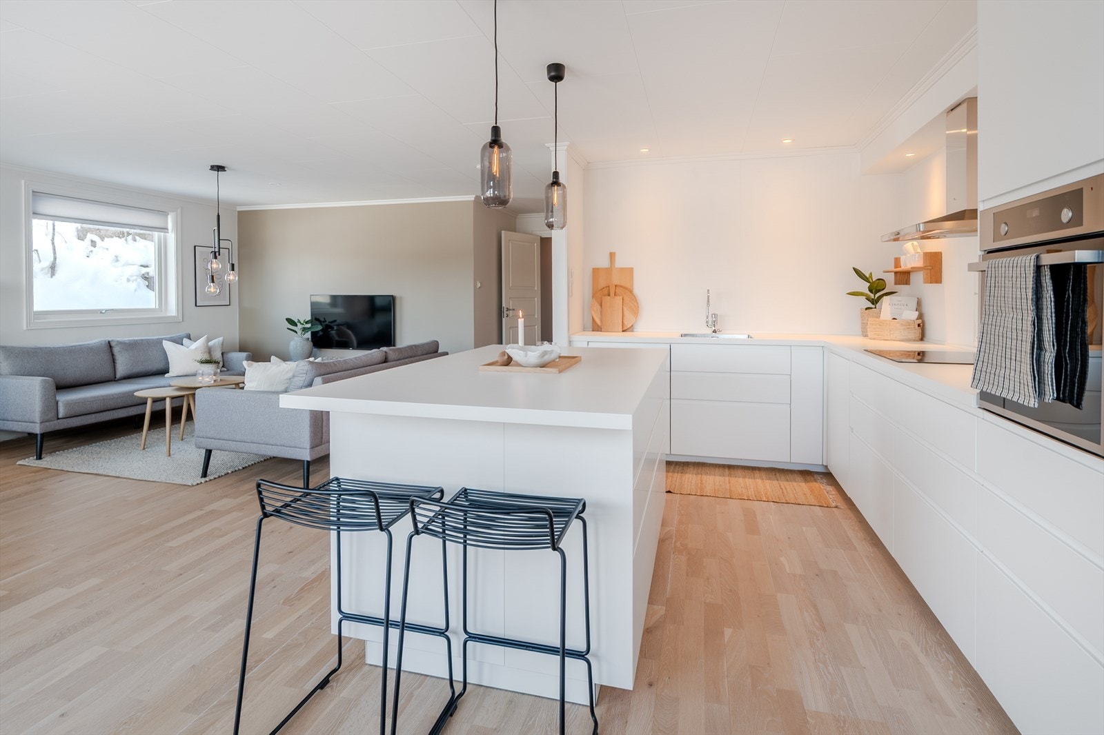 Kjøkkenøy med barløsning- og god arbeidsplass Galleribilde