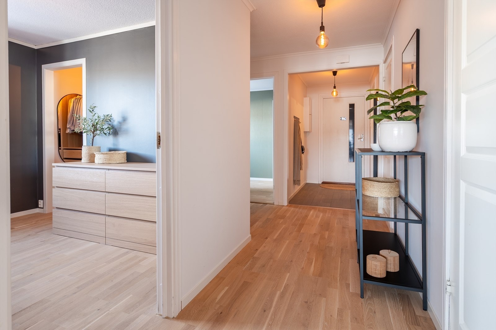 Flislagt entré og romslig gang Galleribilde