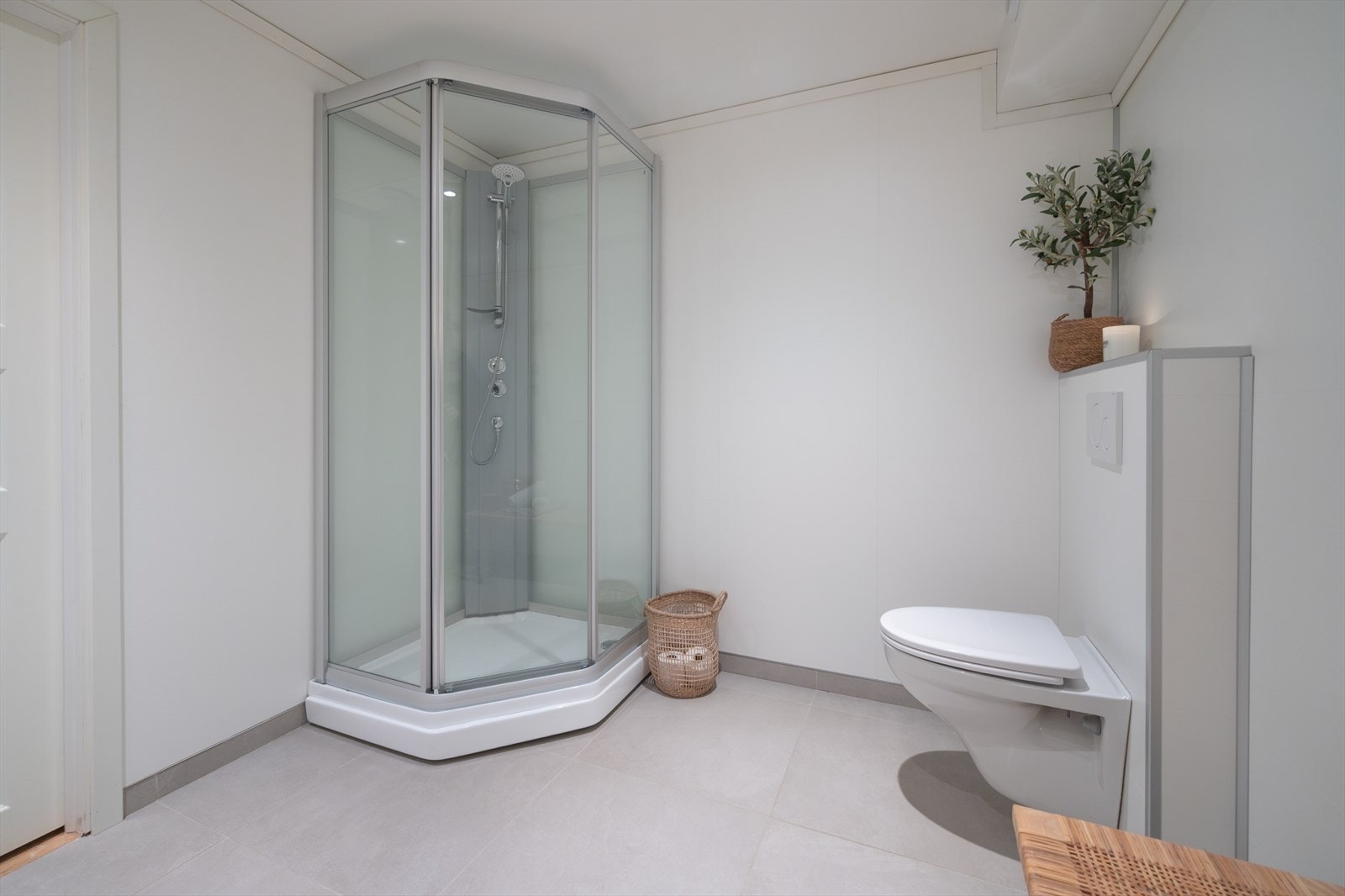 Vegghengt wc og dusjkabinett Galleribilde