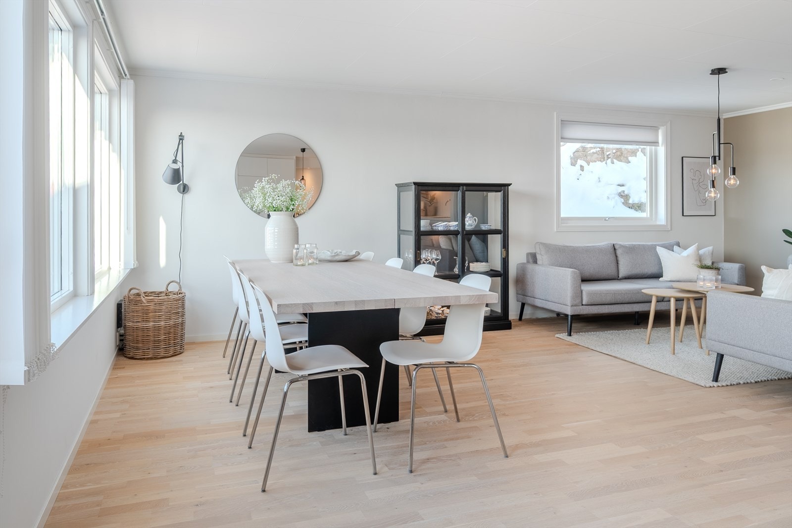 Naturlig plass for sittegruppe og stort spisebord Galleribilde