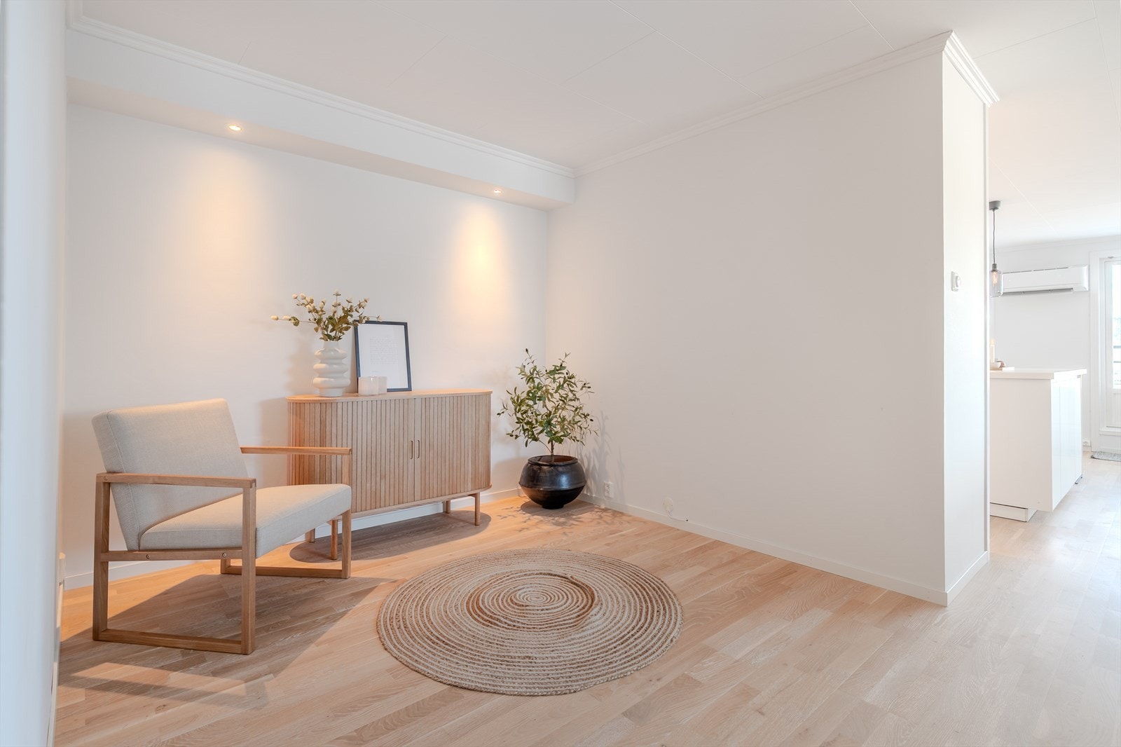 Lesekrok med downlights i himling Galleribilde