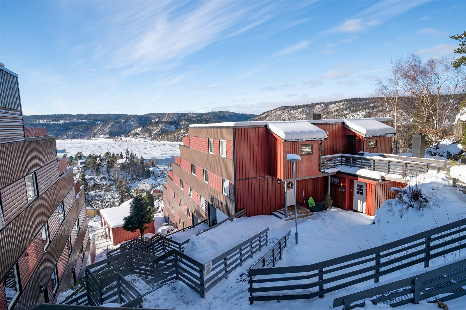 Gangvei/rampe og utvendig trapp ned til inngangsparti Galleribilde