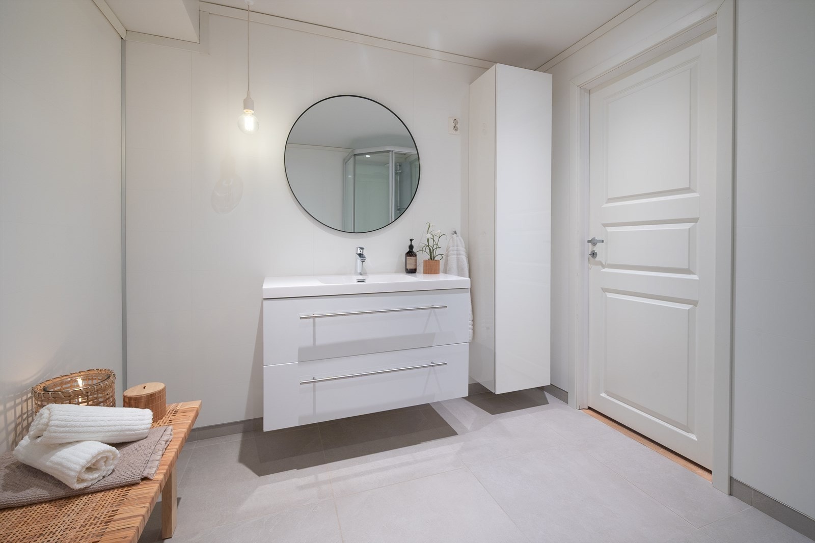 Moderne innredning med høyskap, skuffer og heldekkende porselensvask Galleribilde