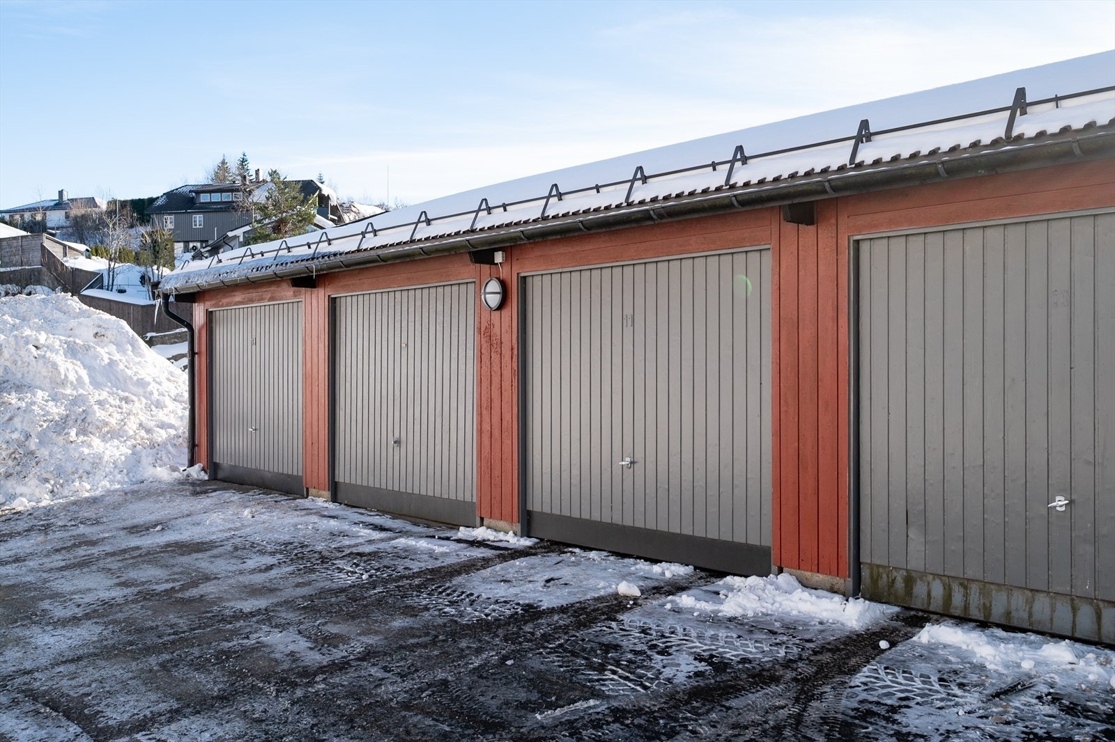 Egen garasjeplass med lader i bakkant av bygget Galleribilde