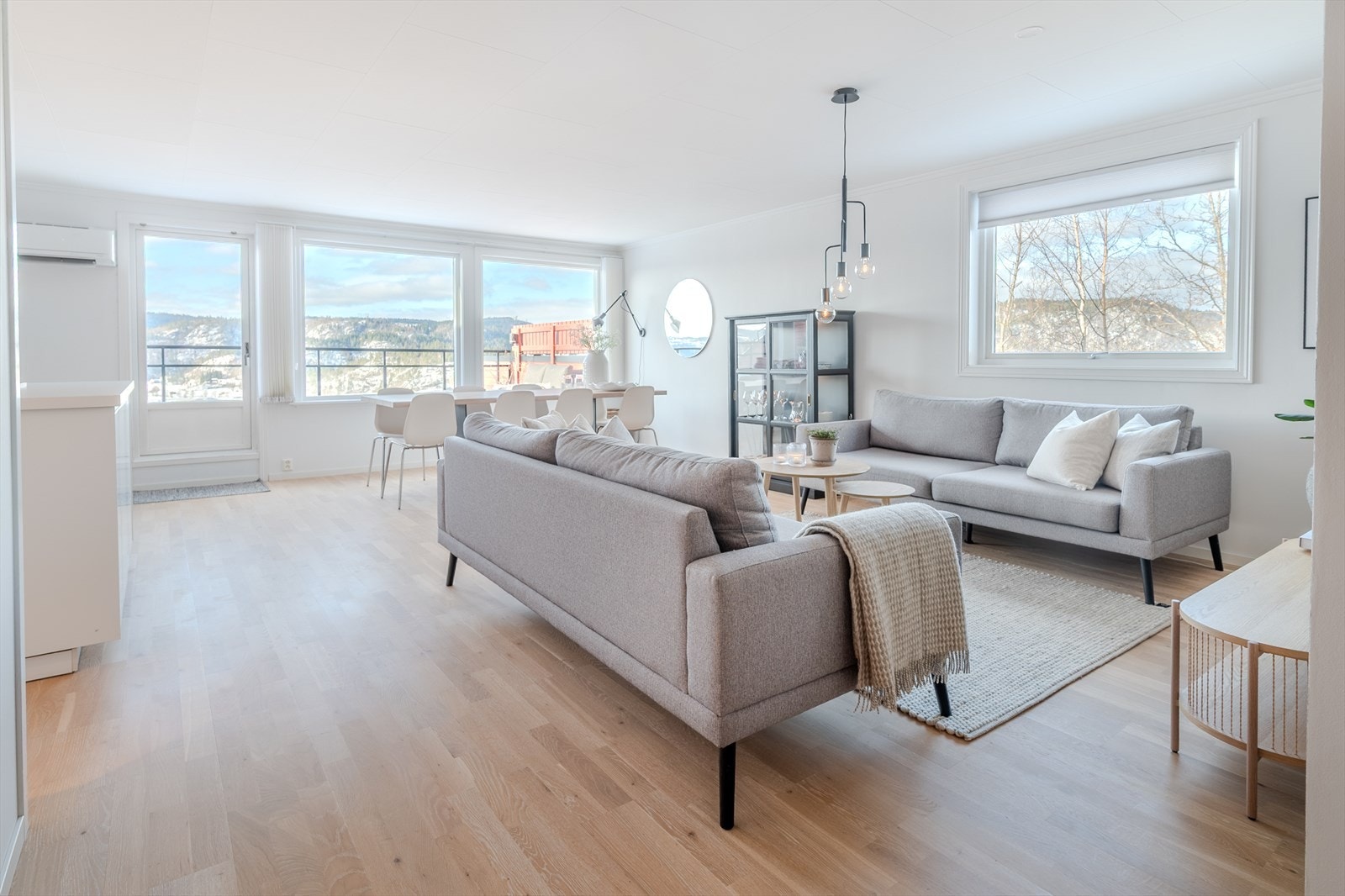 Sosialt allrom med åpen løsning mellom stue, spiseplass og kjøkken Galleribilde