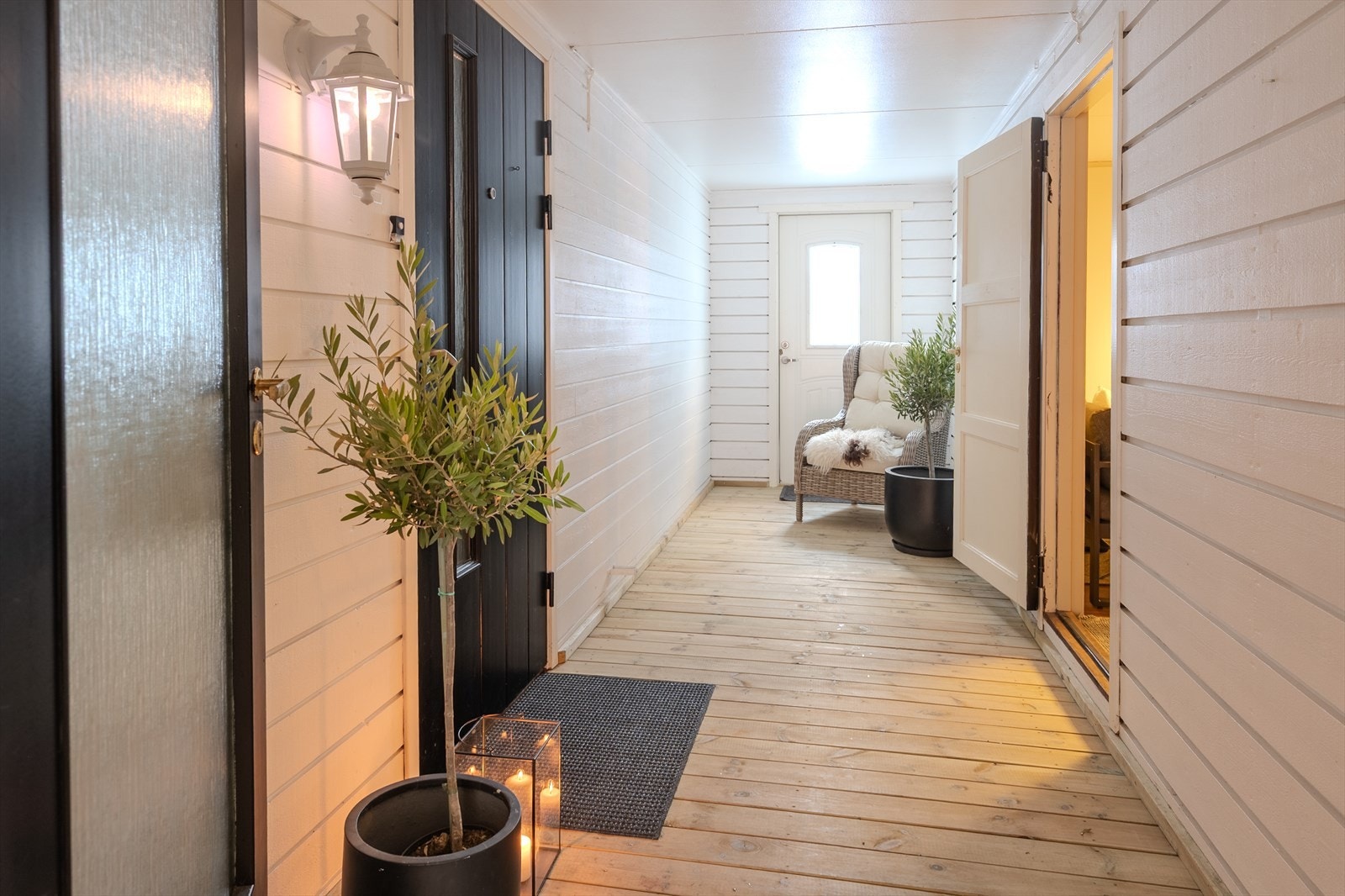 Svalgang med adkomst leiligheten, boder og bakhage Galleribilde