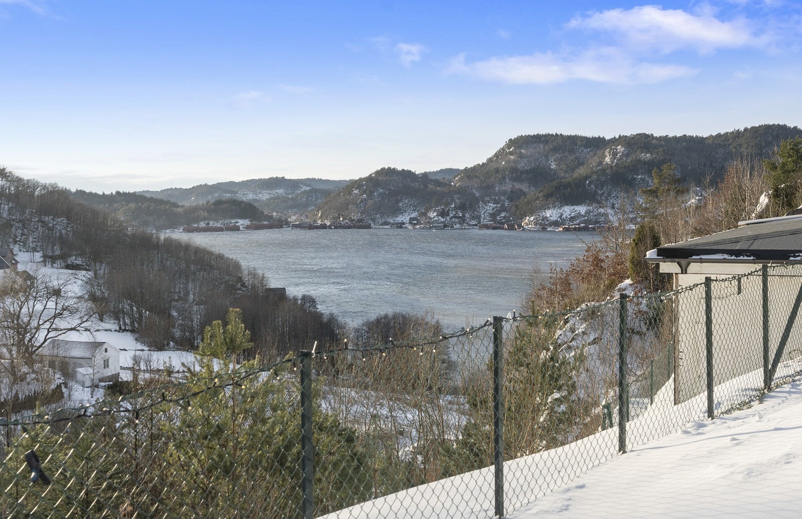 Flott utsikt mot sjøen og gode solforhold (kveldssol) Galleribilde