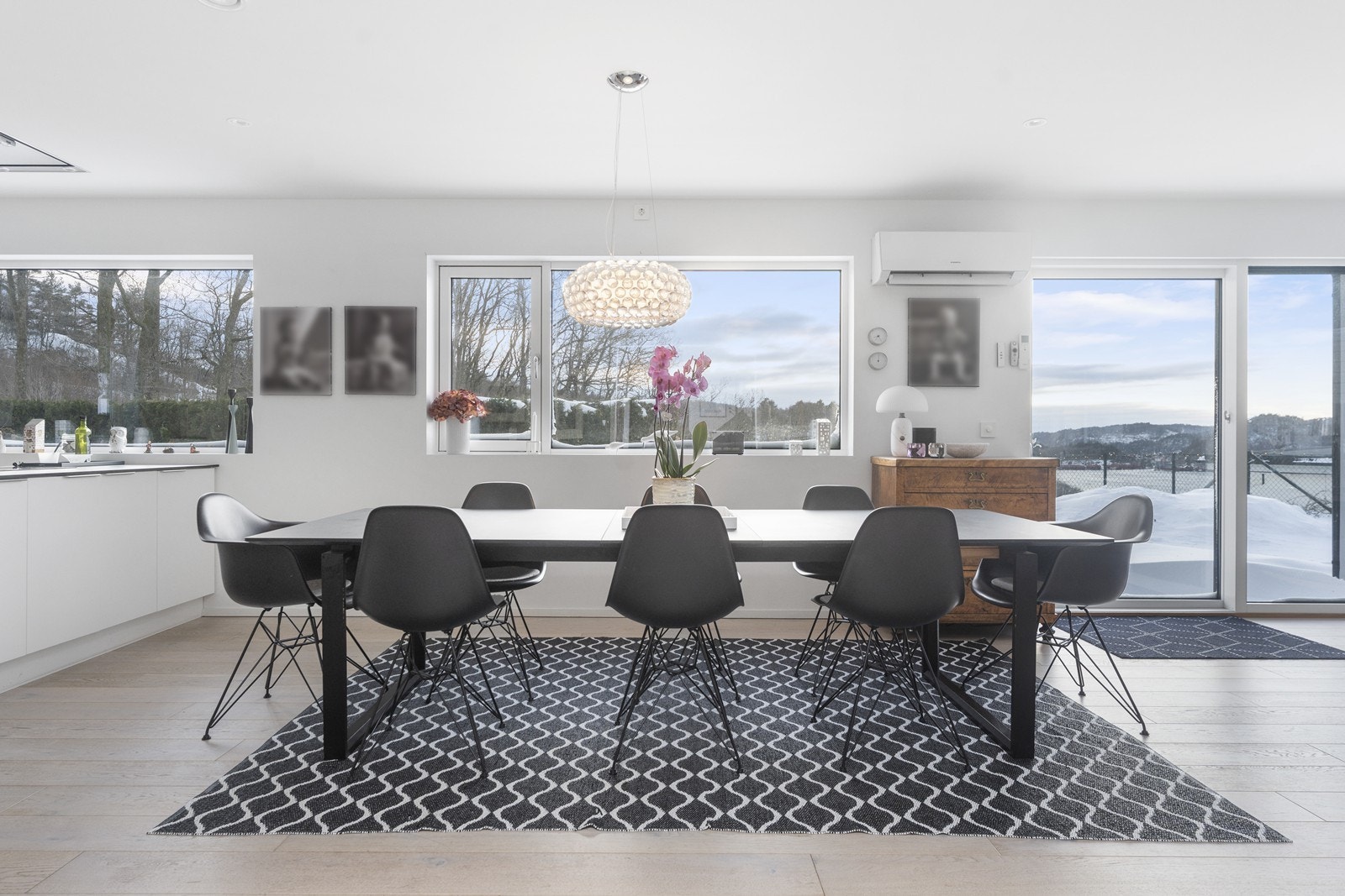 Lyst og moderne med store vindusflate Galleribilde