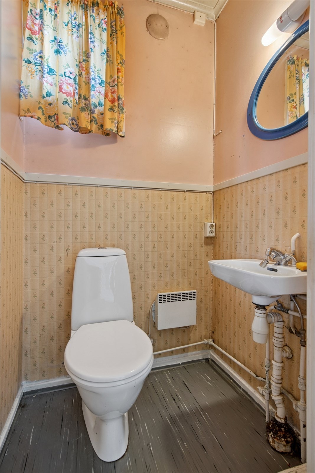 I tilknytning til gangen er det et praktisk, separat toalettrom med servant. Galleribilde