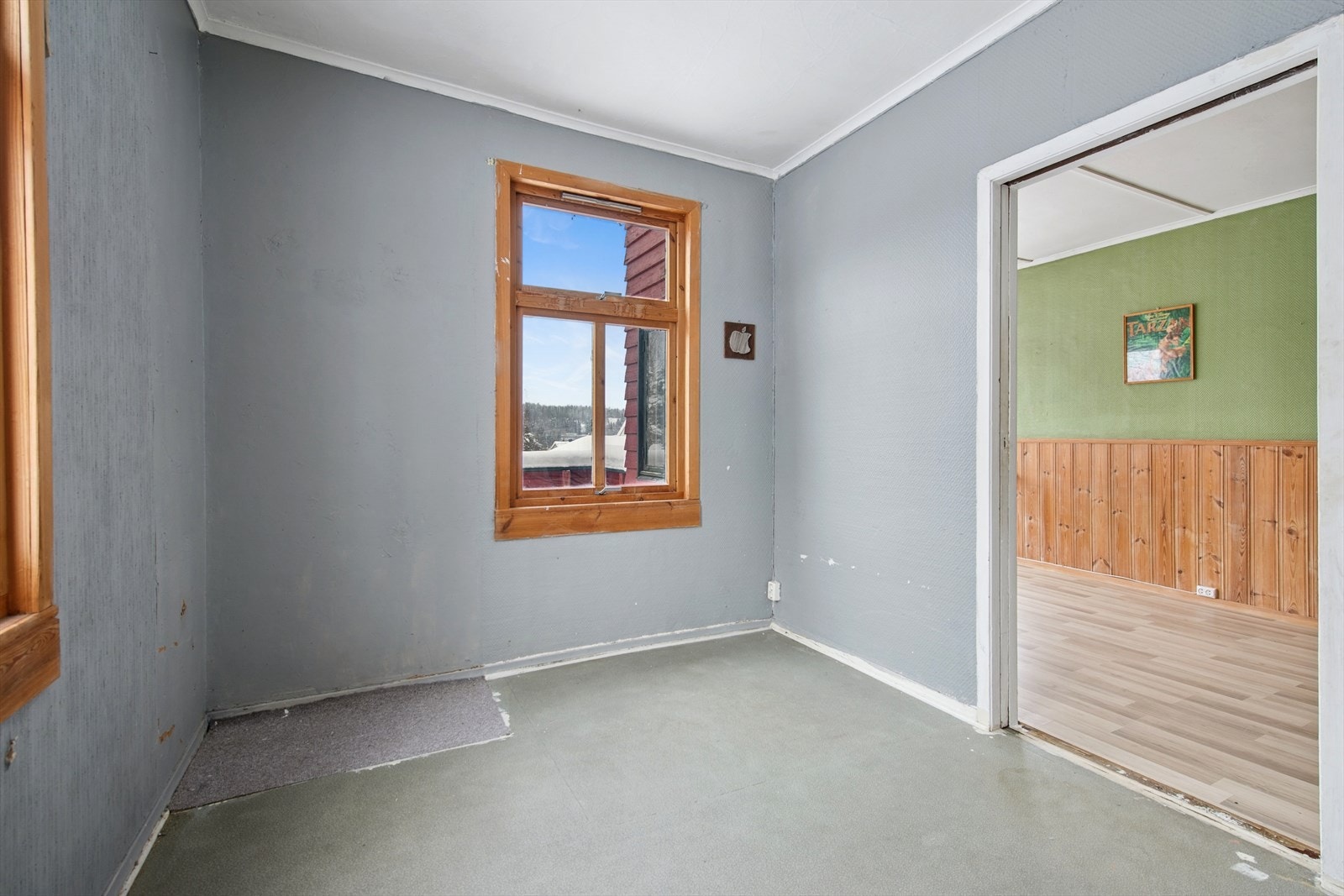 Boligens overflater består av en blanding av laminat, teppegulv og panel. Galleribilde