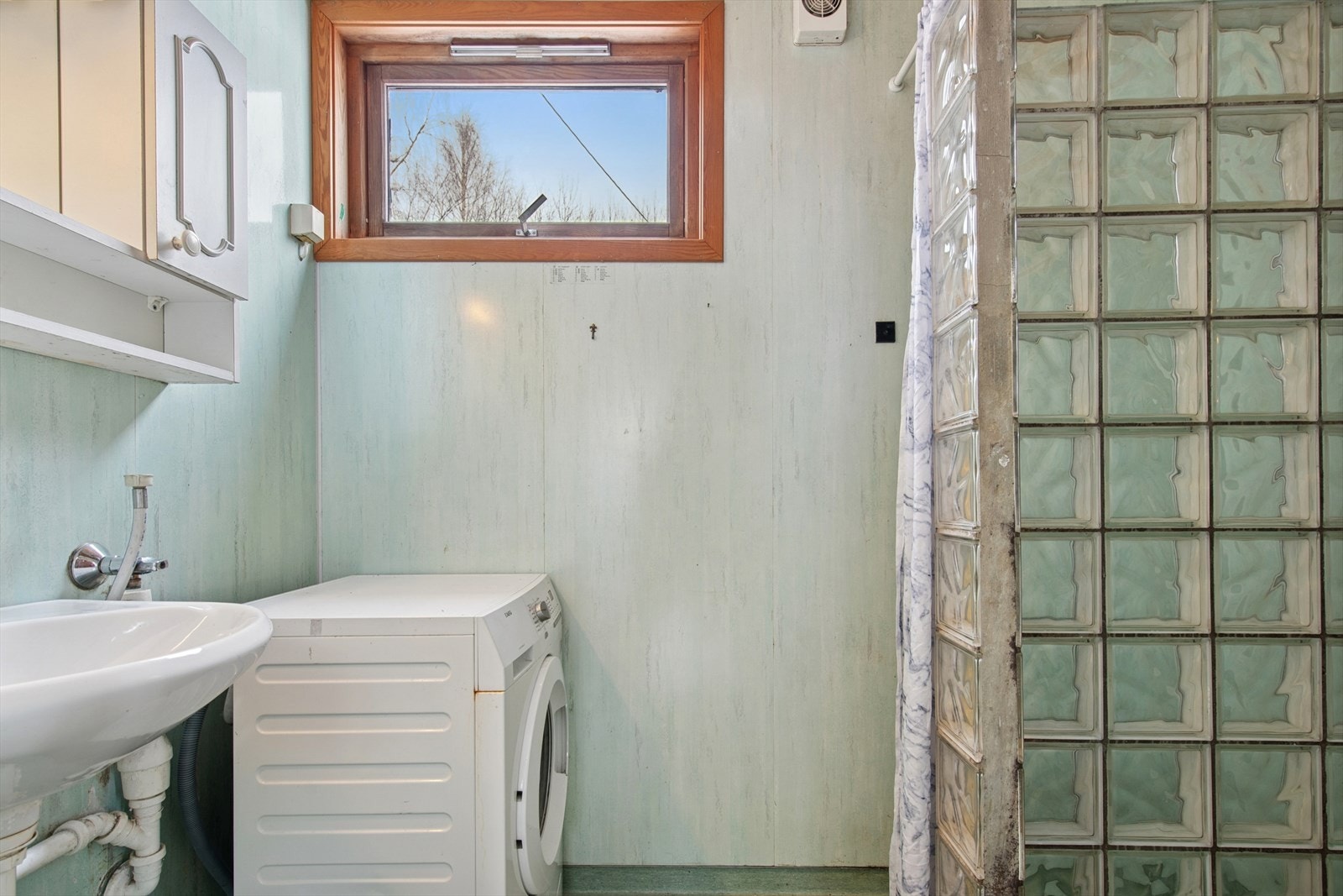 Badet i første etasje er utstyrt med dusjnisje i glassbyggerstein og har opplegg for vaskemaskin. Galleribilde