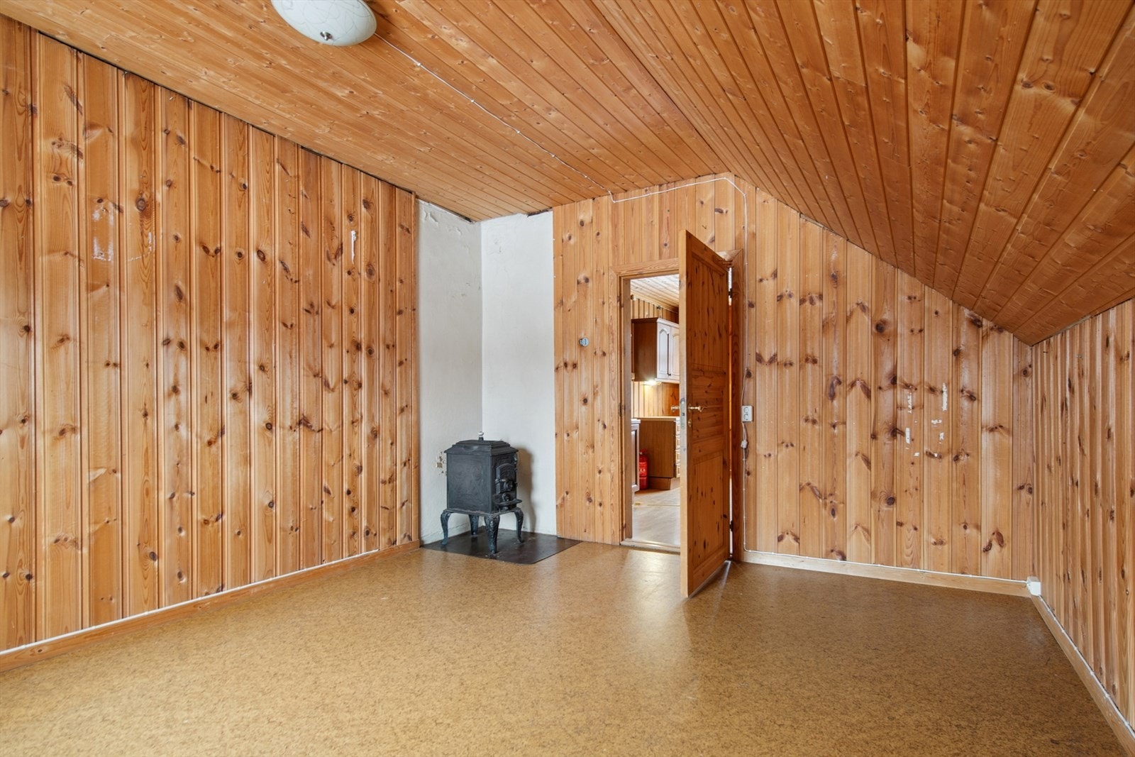 Loftsetasjen inneholder ytterligere to rom som er disponert som soverom. Galleribilde