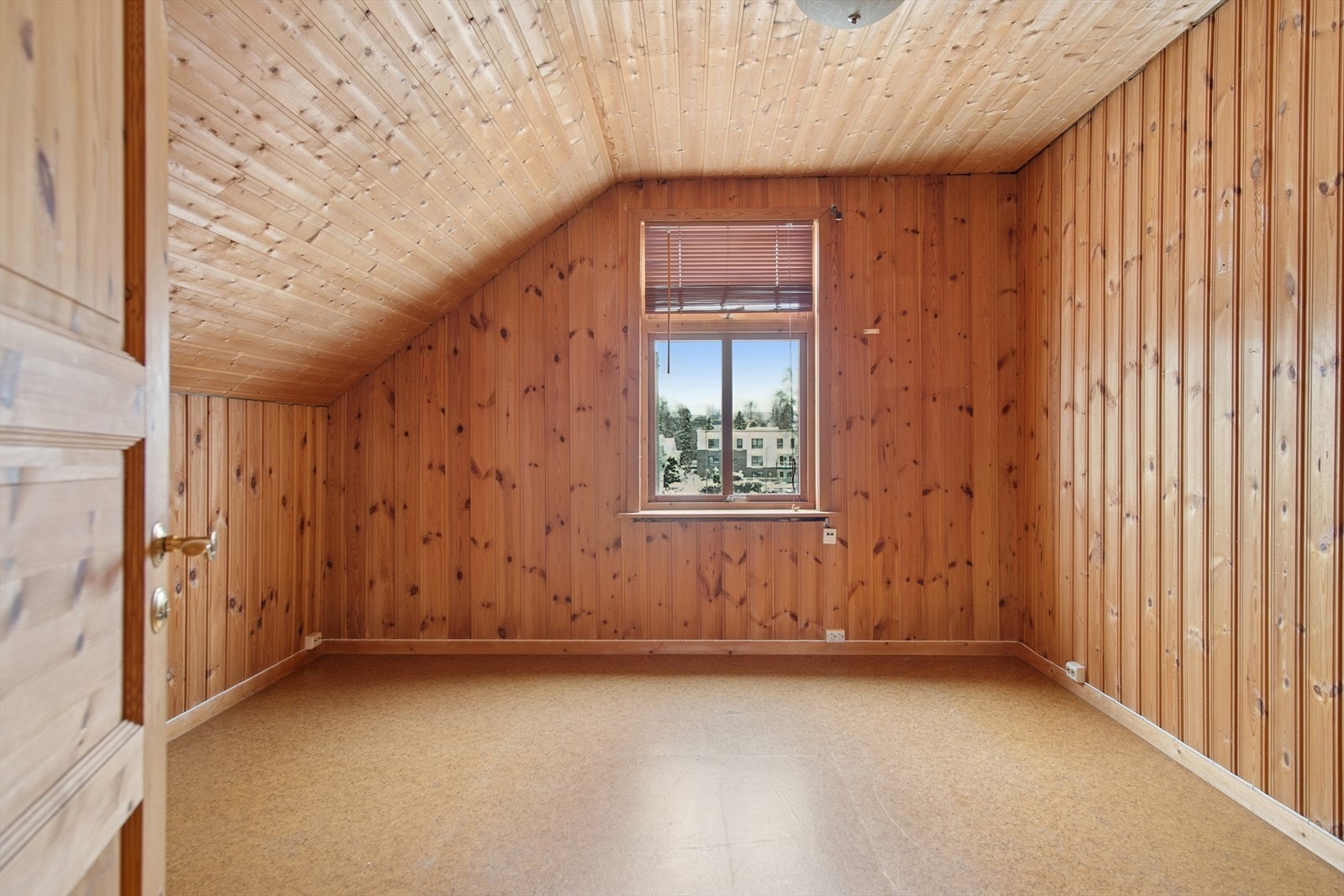 I tillegg til soverommene har loftsetasjen en praktisk bod for lagring. Galleribilde