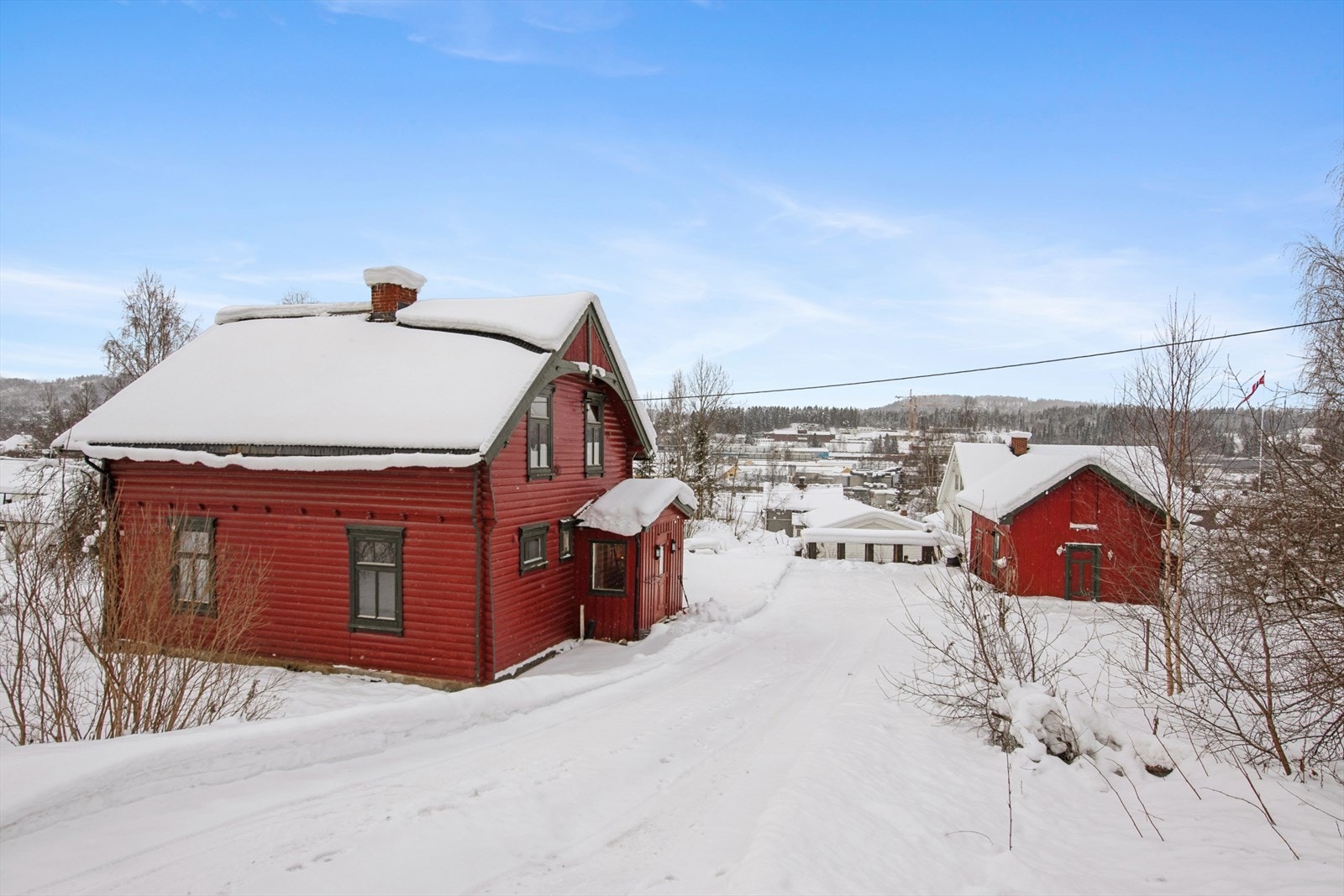 Eiendommen har en stor, eiet tomt på over 3,1 mål i et rolig og etablert villaområde. Galleribilde