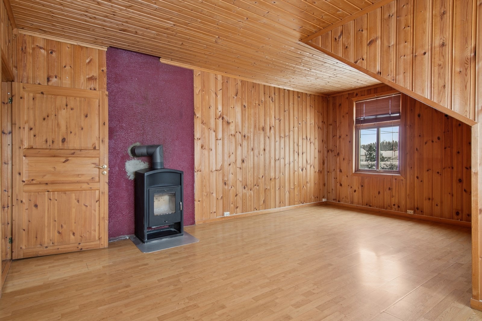 Også i loftsetasjen er det et ildsted som gir en god alternativ oppvarmingskilde. Galleribilde