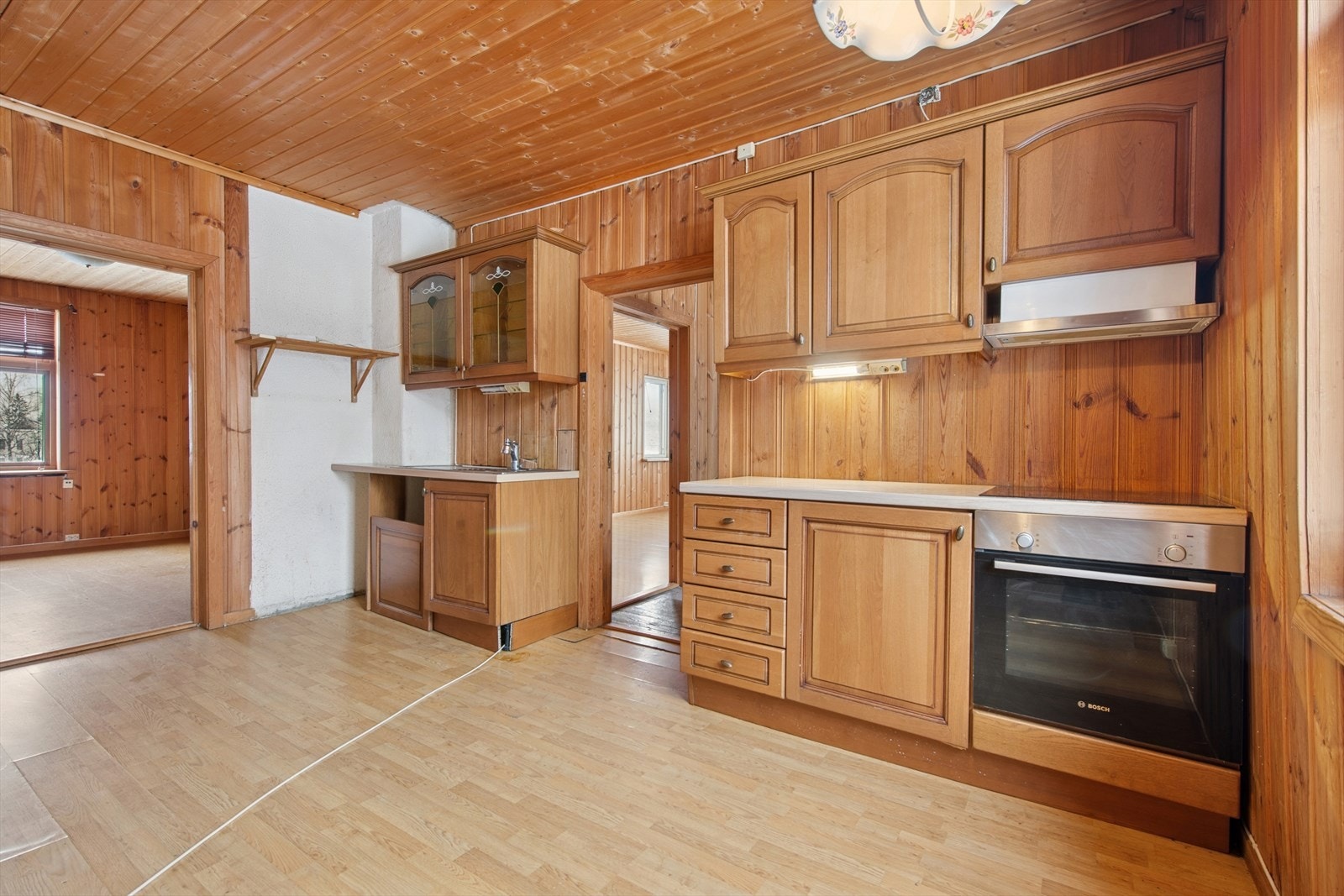 Kjøkkenet i loftsetasjen har en innredning med profilerte fronter og laminert benkeplate. Galleribilde