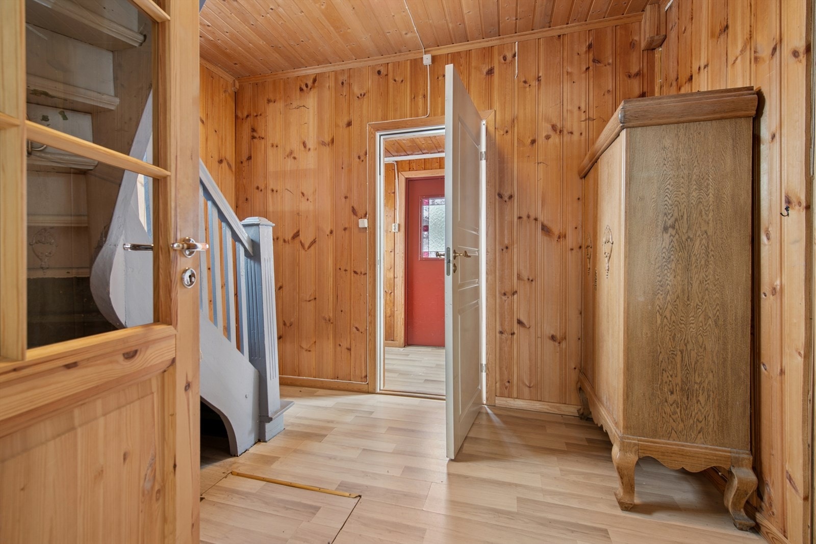 Gangen i første etasje fungerer som et knutepunkt med trapp opp til loftsetasjen. Galleribilde