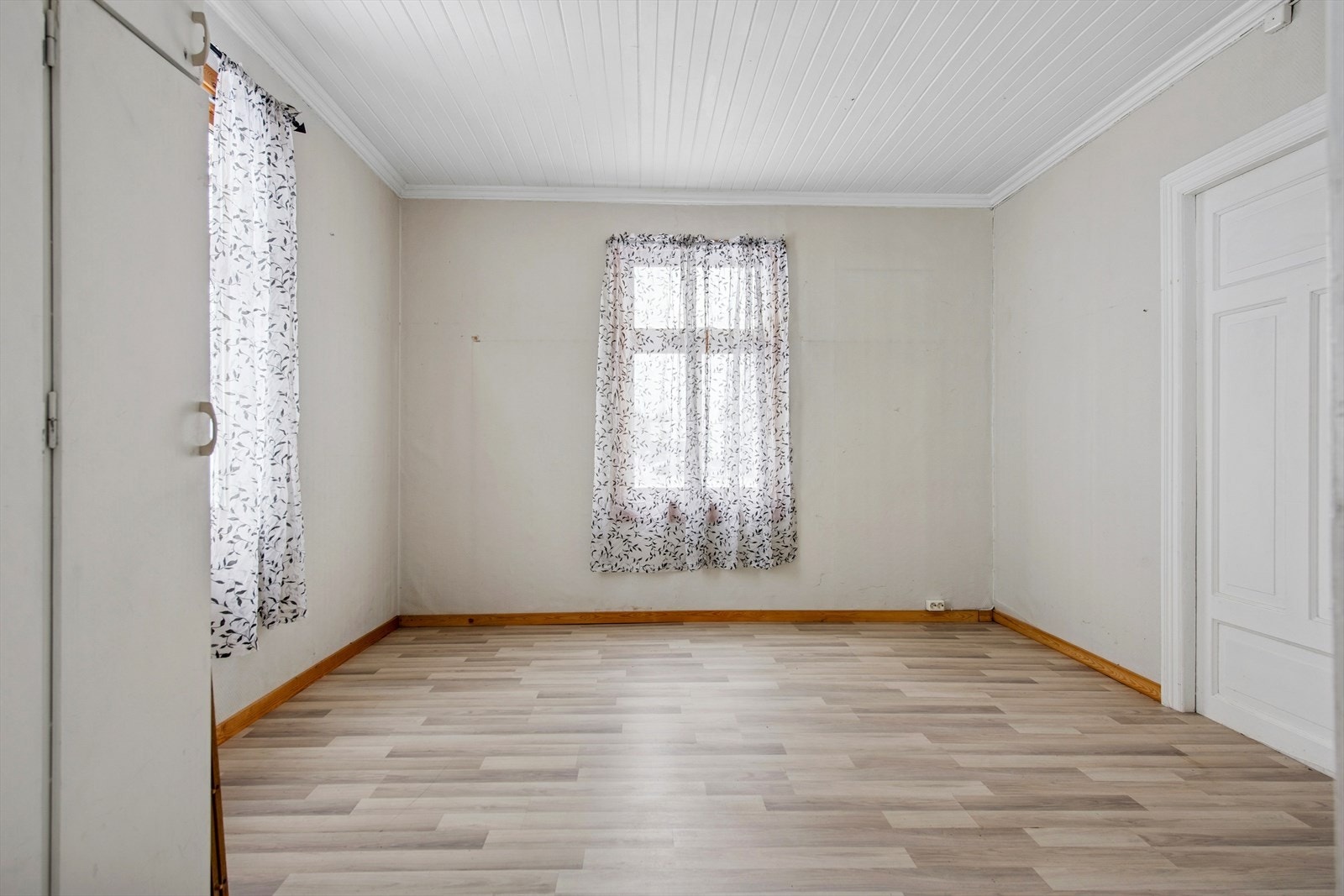 Dette er ett av de to rommene i første etasje som er disponert som soverom. Galleribilde