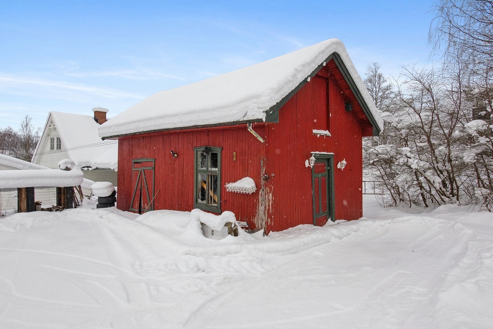På eiendommen står et frittstående uthus med garasjeplass og god lagringsplass. Galleribilde